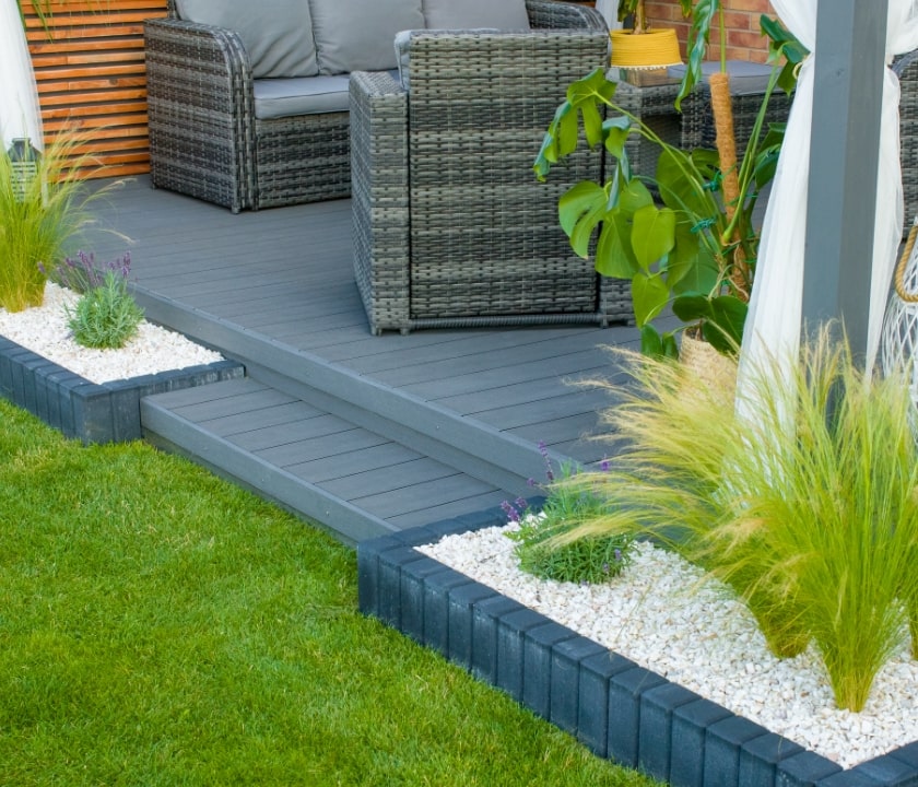 Taras z deski kompozytowej Essential Terrace wykończony listwami Taras z deski kompozytowej Essential Terrace wykonczony listwami